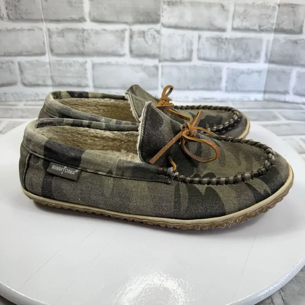 Minnetonka Men's Size 10 Fleece Lined Hard Sole Camo Green Sipper Comfort Shoes